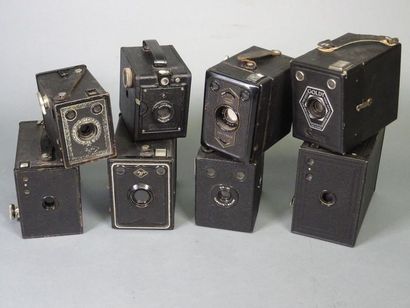 null BOX. Gros lot de seize appareils photographiques : essentiellement des Box,...