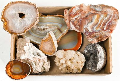 null BATCH OF VARIOUS AGATES