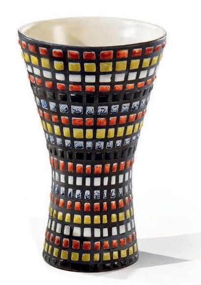 ROGER CAPRON (1922-2006) Vase cornet en céramique émaillée à décor polychrome en...