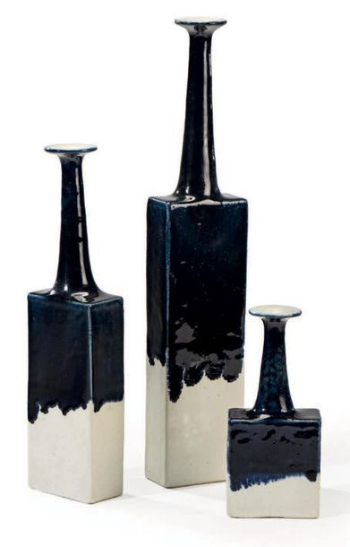 Bruno GAMBONE (né en 1936) Suite de trois vases bouteille soliflore, en céramique...