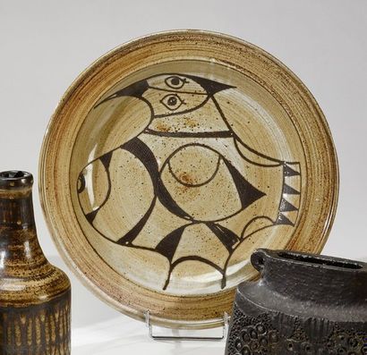Jacques POUCHAIN (1925-2015) Plat circulaire en céramique à décor en réserve d'émail...