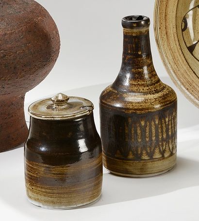 Jacques POUCHAIN (1925-2015) - Atelier DIEULEFIT Vase bouteille en céramique émaillée...
