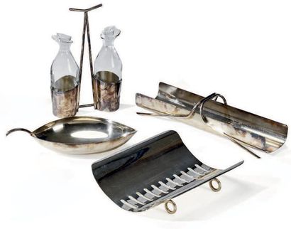 LINO SABATTINI (1925-2016) Ensemble de table en métal argenté comprenant un huilier...