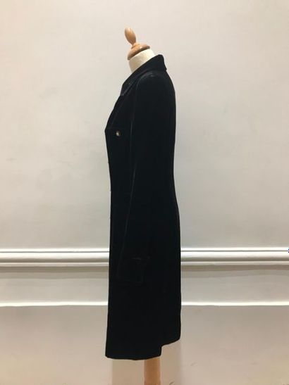 null CHANEL boutique, Automne 1996
Manteau d'esprit redingote en velours noir à bords...
