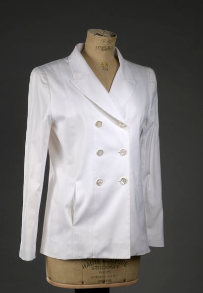 null CHANEL Boutique Printemps 1998
Veste en gabardine de coton blanc, double boutonnage...