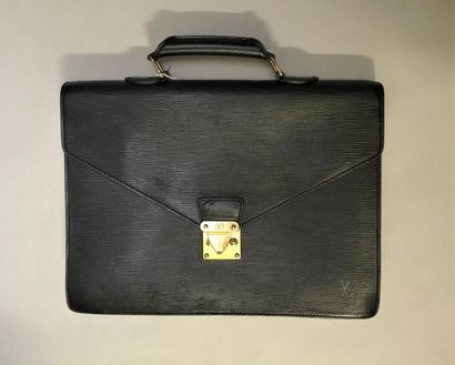 null LOUIS VUITTON
Sacoche porte document en cuir épi noir, fermoir serrure en laiton...