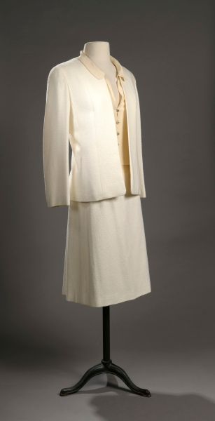 null CHANEL Boutique Printemps 1998
Tailleur en tweed blanc cassé composé d'une veste...