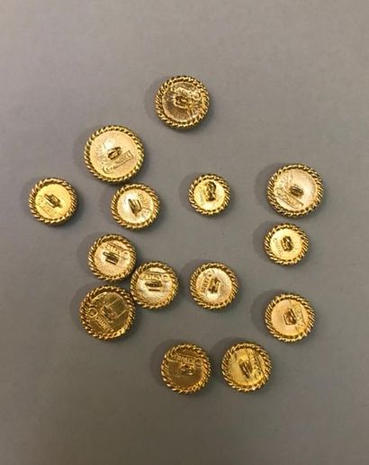 null CHANEL
Lot comprenant quatorze boutons de différentes tailles en métal doré...