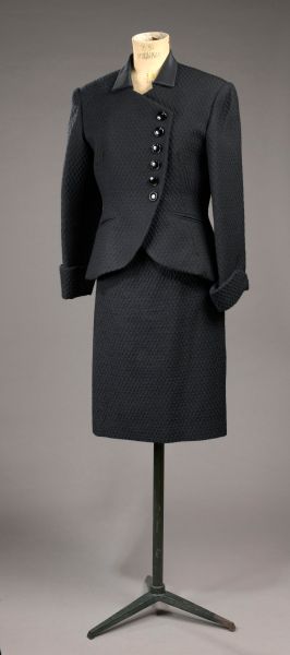 null DIOR Boutique n°37364
Tailleur en lainage gaufré noir, veste à petit col, simple...