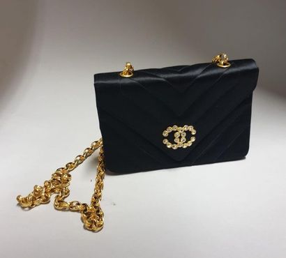 null CHANEL 
Petit sac du soir en satin matelassé à chevrons noirs, fermoir aimanté...