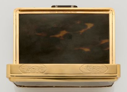 CARTIER Rectangular cigarette case with rounded edges in 18K (750°/°°) yellow gold,...