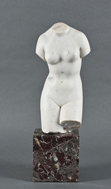 null Torse de Vénus en marbre blanc à la manière de l'antique, sur un socle en marbre...