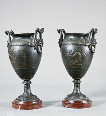 null Paire de vases de forme Médicis en régule à décor de joueurs de lyre et anses...