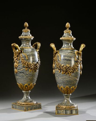 null Paire de vases urne décoratifs en marbre gris vert rubanné sur piédouche et...