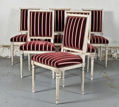 null Suite de six chaises en bois laqué blanc, le dossier droit, les pieds cannelés...