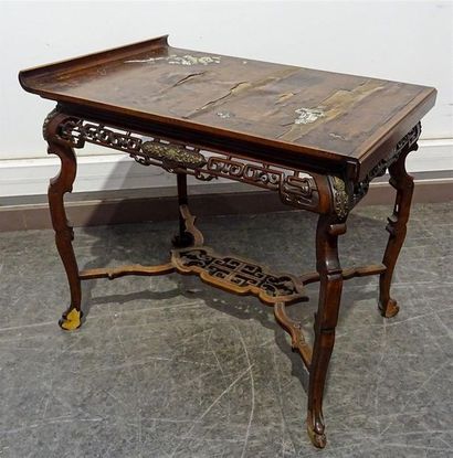null Dans le goût de Gabriel VIARDOT (1830-1906) Table d'appoint en placage de noyer,...
