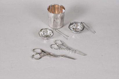 null Silver lot including : - a plain silver stamp with guilloche decoration of flowers...