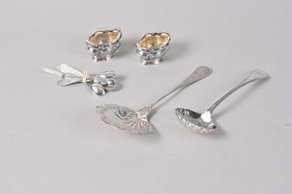 null Silver lot including : - a silver teapot, the flower-shaped grip, the handle...