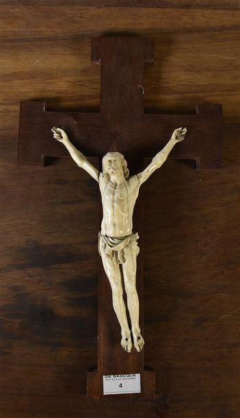 null **Christ mort en ivoire sculpté XVIIe siècle H. 21,5 cm L. 13,5 cm Gerces, manques...