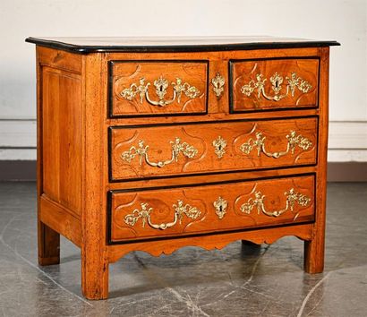 null Walnut chest of drawers opening by four drawers on three rows in front, the...