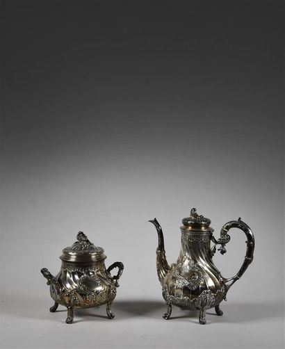 null Combination of a teapot and a sugar bowl covered in silver, the grip of the...