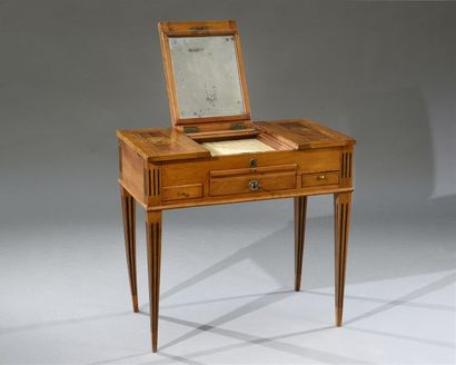 null Beautiful cherry wood dressing table, the tray in three parts inlaid in the...