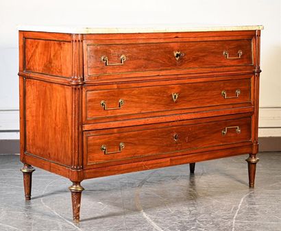 null Mahogany chest of drawers opening by three drawers on the front, the upper drawer...