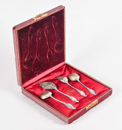 null Silver and vermeil cutlery set in rocaille Minerve style Weight : 81 g In a...