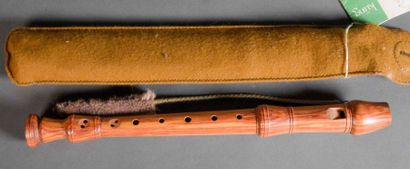 null Flûte à bec soprano KÜNG, Suisse, vers 1970, modèle en bois de rose Avec sa...