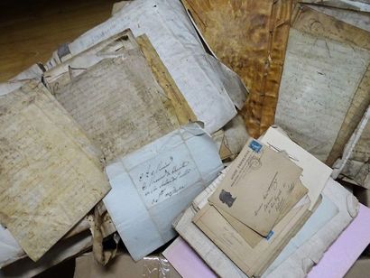 null [ARCHIVES - LOIRET]. Deux cartons contenant de nombreux documents, concernant...