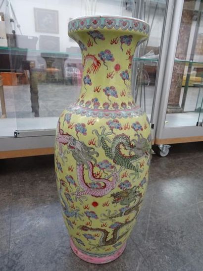 null CHINE - XXe siècle
Quatre grands vases balustres en porcelaine, à décor sur...