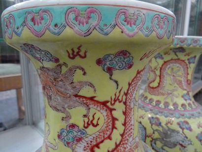 null CHINE - XXe siècle
Quatre grands vases balustres en porcelaine, à décor sur...