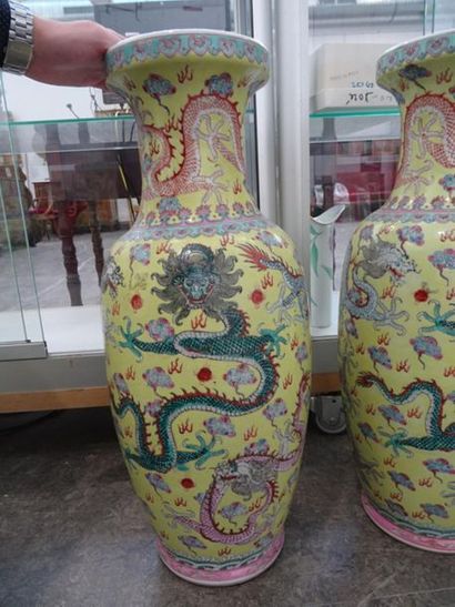 null CHINE - XXe siècle
Quatre grands vases balustres en porcelaine, à décor sur...