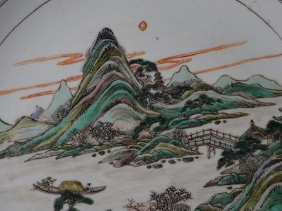 null CHINE - XIXe siècle
Grand plat en porcelaine, à décor famille verte d'un paysage...