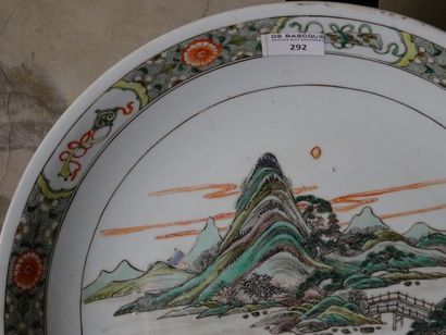 null CHINE - XIXe siècle
Grand plat en porcelaine, à décor famille verte d'un paysage...