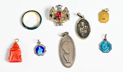 null Small set of religious medals, resin
Buddha, eagle brooch and ring