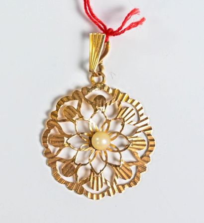 null Pendant openwork medallion in pink gold

18k (750 thousandths) set with a cultured...