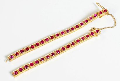 null Yellow gold bracelet

9k (225 thousandths) set with pink stones

Weight: 13...