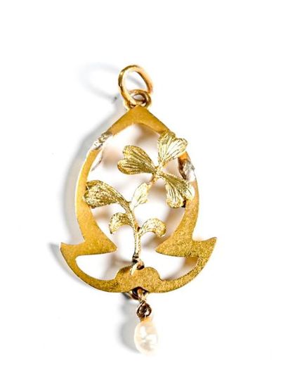 null Yellow gold pendant

18k (750 thousandths) chiseled with baroque flowers and...