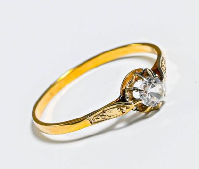 null yellow gold ring

24k decorated with a white imitation stone 

Gross weight:...