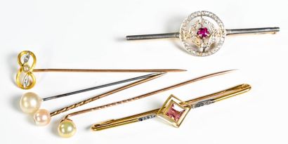 null Batch of four tie pins

in 18k (750 thousandths) pink gold and gold-plated metal,...