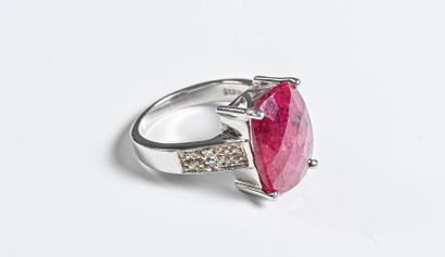 null White gold ring

18k (750 mils) set with faceted pink beryl.

Gross weight:...