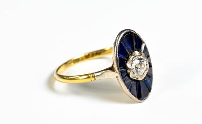 null Yellow gold ring

18k (750 mils) set with a central white imitation stone in...