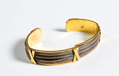null An 18k yellow gold bangle

and elephant hair

Gross weight: 22.2

Accident