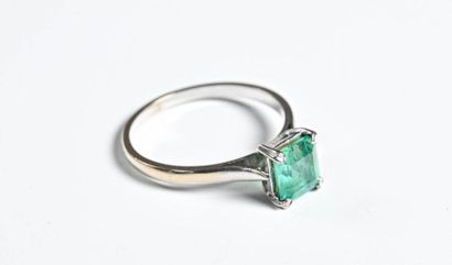 null White gold ring

18k (750 thousandths) set with a very small cushion-sized emerald...