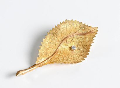 null Yellow gold leaf brooch

18k (750 thousandths) set with a very small diamond

Gross...