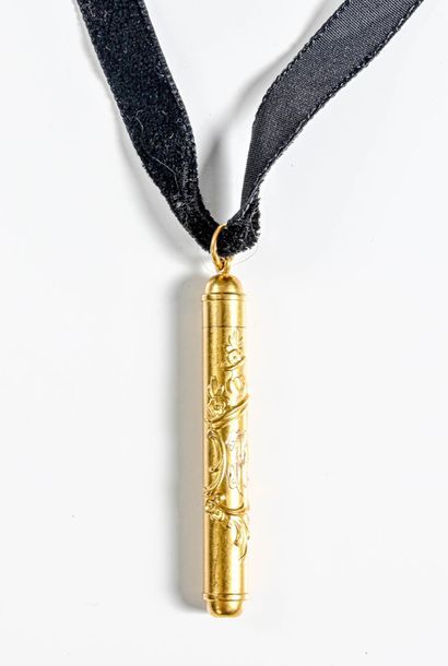 null Pendant pencil in yellow gold

18k (750 thousandths) chiselled and encrypted...