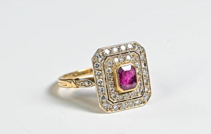 null Yellow gold ring

18k (750 thousandths) set with a faceted garnet in a double...