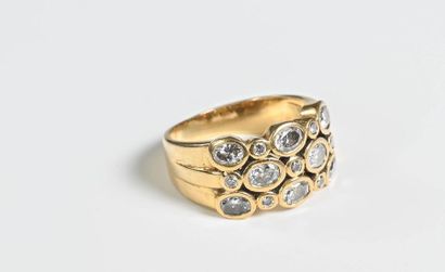 null Yellow gold ring

18k (750 thousandths) set with alternating diamonds in three...