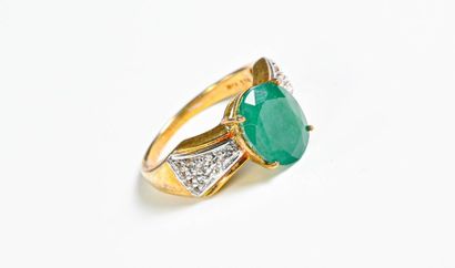 null Gold-plated silver ring

set with a faceted emerald and paved with roses on...